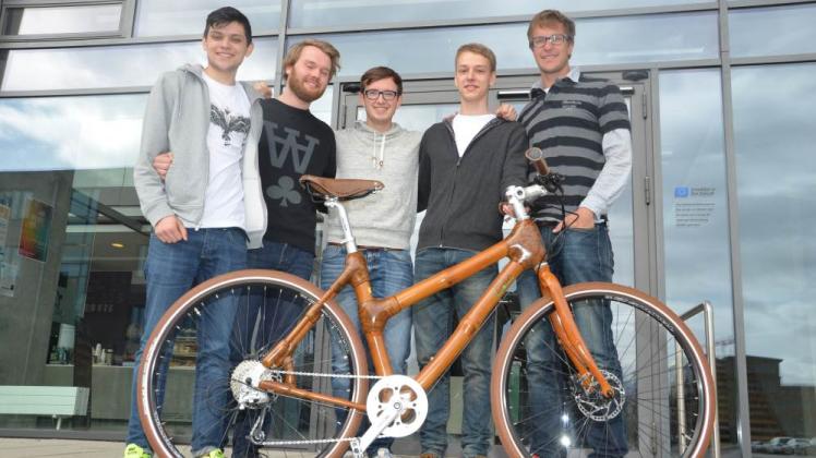 Bambus-Rder rollen an die Startposition
