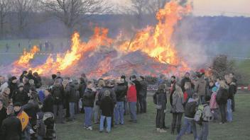 Das Osterfeuer in Heist zog in den vergangenen Jahren zahlreiche Besucher an. Dieses Jahr findet dort keines statt.  