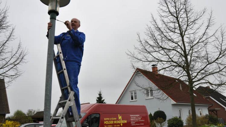 Im Wohngebiet  an der Trammer Straße hat Elektro-Installateur Volker Dähn  LED-Leuchtmittel eingesetzt. 