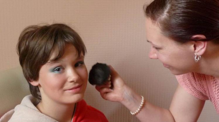 Die Kosmetikerin Susann Stomberg schminkt „Mädchencamp“-Teilnehmerin Xandra Meyer. 