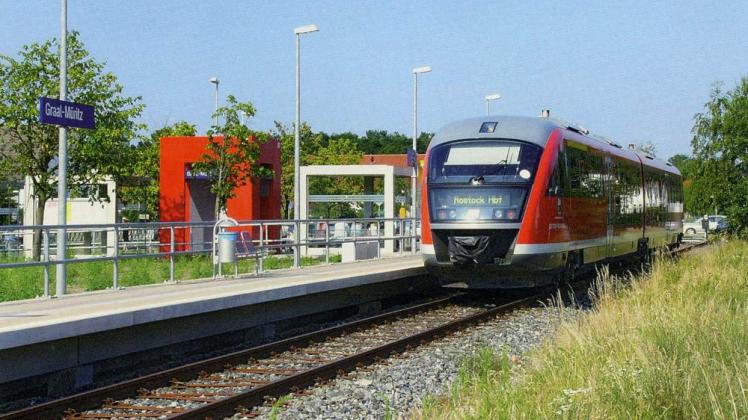 Die Regionalbahn 12 in Graal-Müritz. Die Rostocker Straßenbahn AG betreibt die Linie im Auftrag der DB Regio. 