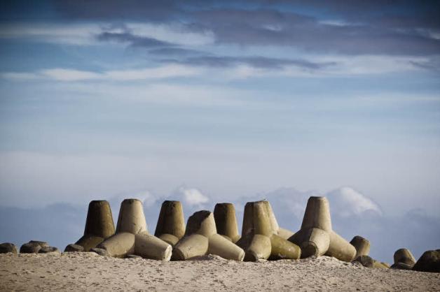 Purer Beton, sechs Tonnen schwer und ein Reinfall für den Küstenschutz – die Tetrapoden. Mit neuem Untergrund erfüllen sie doch noch die Erwartungen als Wellenbrecher. Purer Beton, sechs Tonnen schwer und ein Reinfall für den Küstenschutz – die Tetrapoden. Mit neuem Untergrund erfüllen sie doch noch die Erwartungen als Wellenbrecher.
