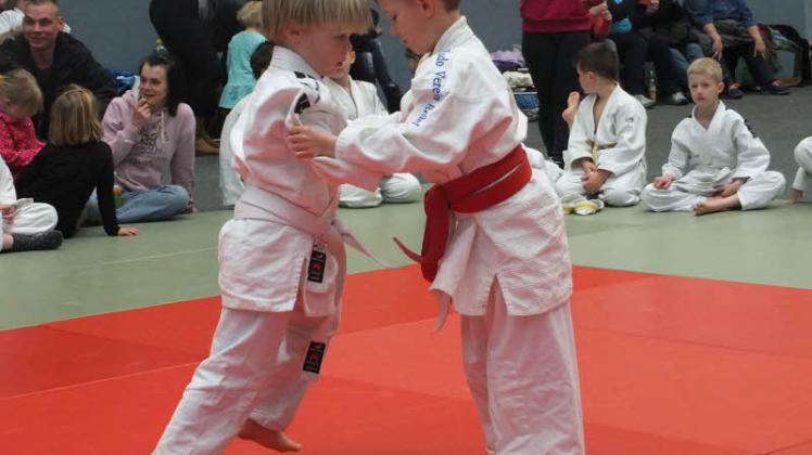 Judo-Neuling Marc-Alexis Wader (roter Zusatzgurt) in seinem ersten Kampf als Judoka auf fremder Tatami 