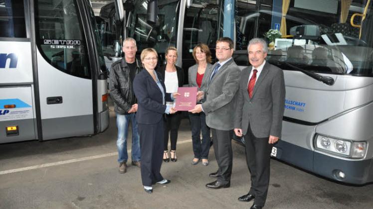 Das Land hilft  den Busunternehmen  in Westmecklenburg bei der Fahrplangestaltung. Staatssekretärin Ina-Maria Ulbrich übergibt  Fördermittel an Christian Rader von der Verkehrsgemeinschaft.