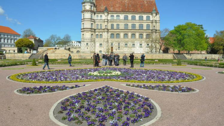 Projektleiter Wilhelm-Friedrich Garve  (Mitte) gab den Gästen zur Einweihung des sanierten Schlossgartens gestern vielerlei Erklärungen, u.a. zum  nicht unumstrittenen Herzbeet in der Mitte des Lustgartens. 