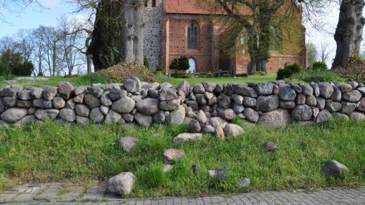 Einige der Felssteine, die aus der Friedhofsmauer in Groß Raden  herausgebrochen sind, haben mächtig Gewicht.  
