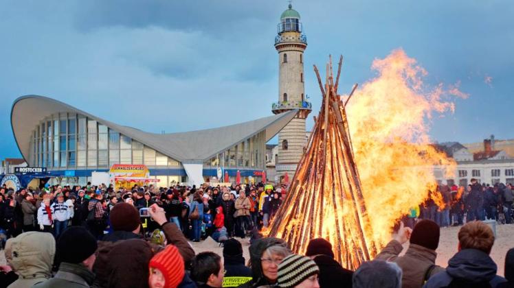 Das Osterfeuer am Strand von Warnemünde gehört jedes Jahr zu den Höhepunkten des Festes. 