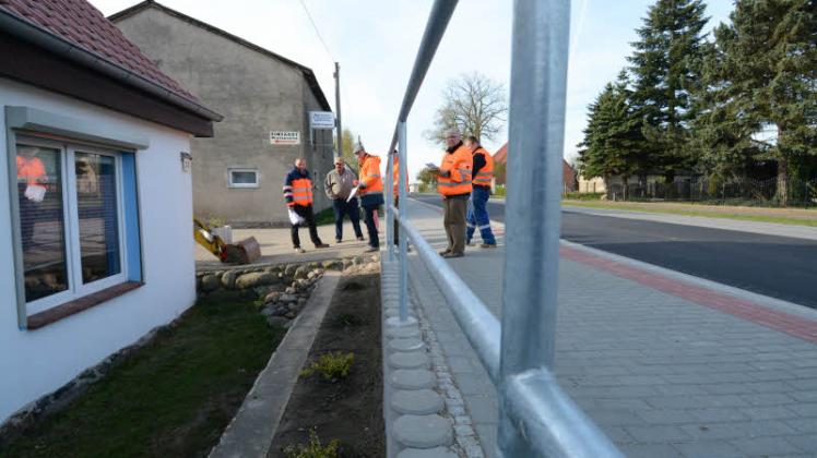 Bauabnahme in Nesow: Der kombinierte Rad- und Gehweg ist fertiggestellt. 