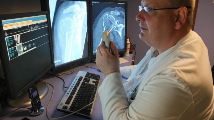 Komplizierter Knochenbruch: Oberarzt Christian Madeja hat digitale Röntgenbilder einer Krankenhauspatientin aus der Prignitz erhalten, die er am Monitor begutachtet. Seine Diagnose bespricht er mit dem Mediziner vor Ort.  