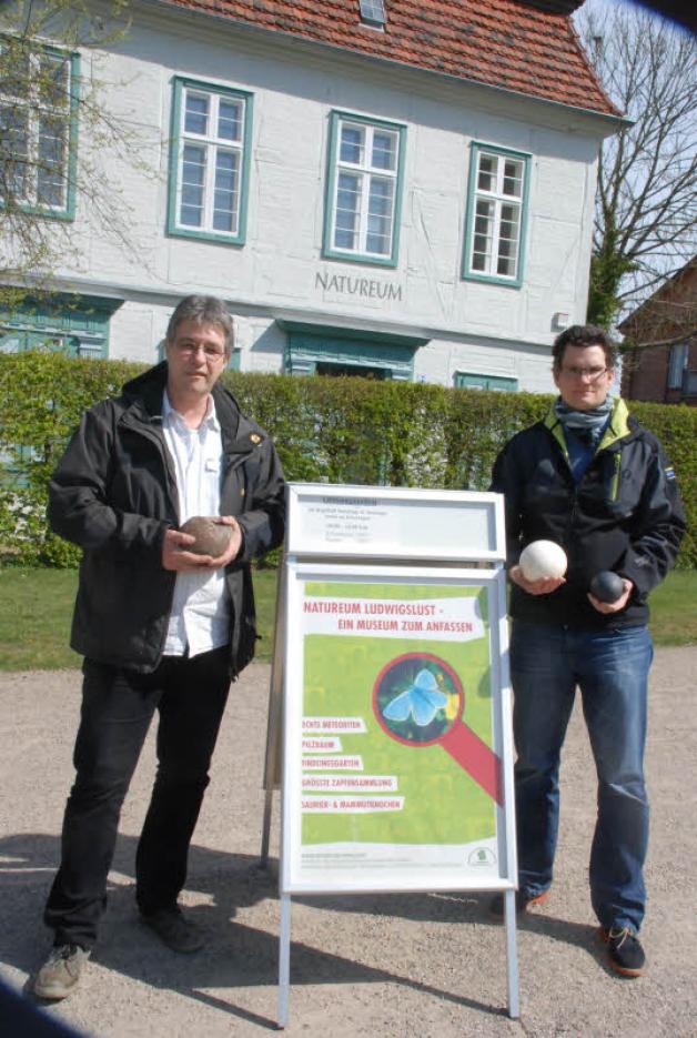 Werben mit Saurier-Ei und Exponaten vom Nandu, Strauß und Emu für die Osterausstellung im Natureum Ludwigslust und um viele Gäste: Uwe Jueg (l.) und Henrik Wegner.  