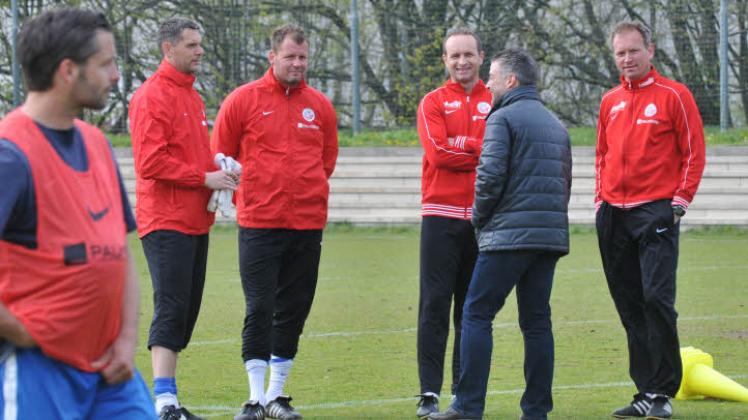 Hansas Neu-Trainer Dirk Lottner wurde am Donnerstag herzlich von Sportvorstand Uwe Vester und Interims-Coach Robert Roelofsen (r.) begrüßt.  