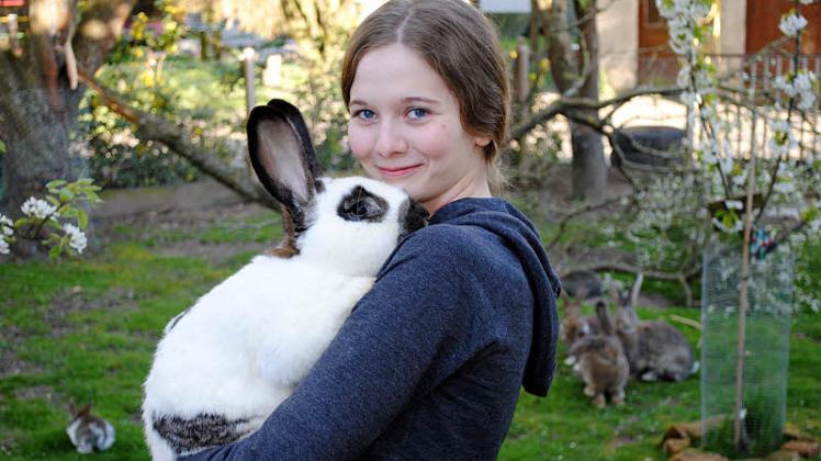 Sophie Grigull kümmert  sich liebevoll um die  Kaninchen. Die machen nicht nur Arbeit, sind auch mal Seelentröster.   