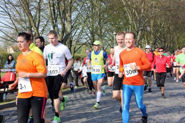 Spaß beim Laufen: der Güstrower Steffen Geuffke, dahinter Philipp Naß vom LAC Mühl Rosin