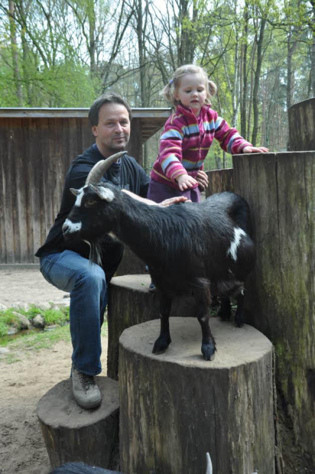 Hochbetrieb auf der Streichelwiese: die vierjährige Annika mit Papa Peter Schubert