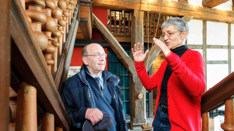 Peter Heinrich  bekommt von Petra Lass einen Einblick in die wechselvolle Geschichte des architektonischen Kleinods aus der Hansezeit.