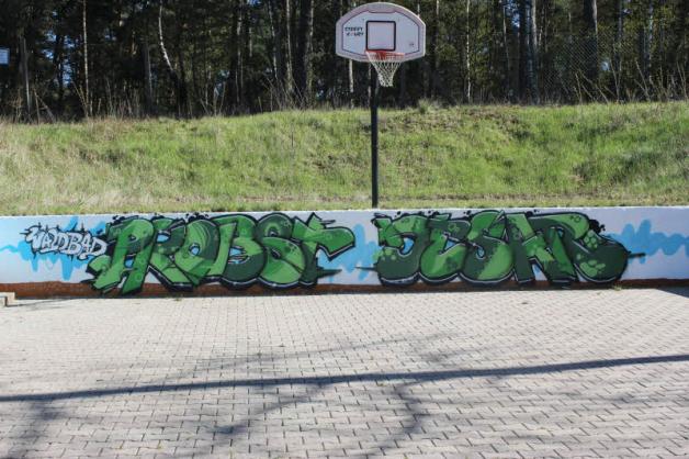 Siebentklässler haben die Betonwand des Basketballfeldes mit einem coolen Graffiti verziert. 