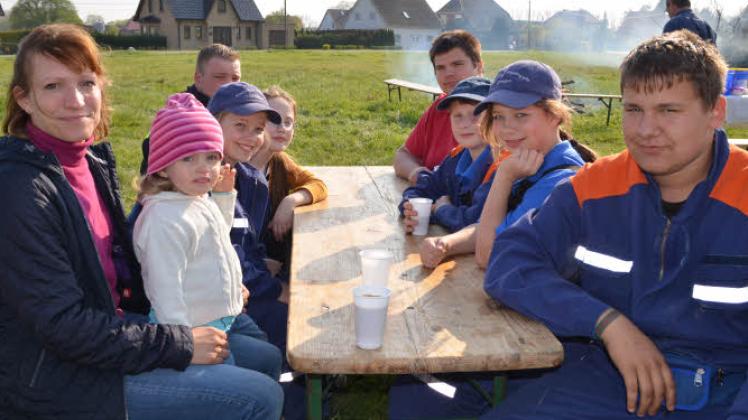 Im Sonnenschein beim Osterfeuer: Die Draguner Jugendfeuerwehr saß gemütlich mit ihren Gästen zusammen. Fotos: Katharina Roese Im Sonnenschein beim Osterfeuer: Die Draguner Jugendfeuerwehr saß gemütlich mit ihren Gästen zusammen. Fotos: Katharina Roese