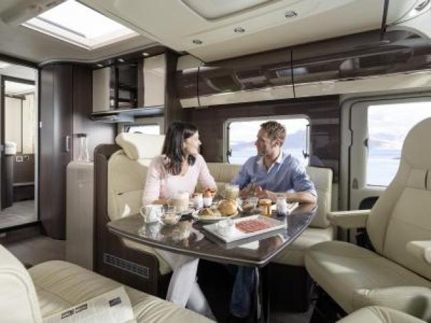  Luxus auf engstem Raum: In einem üppig ausgestatteten Reisemobil müssen Urlauber auf keine Annehmlichkeiten verzichten. Foto: CIVD 