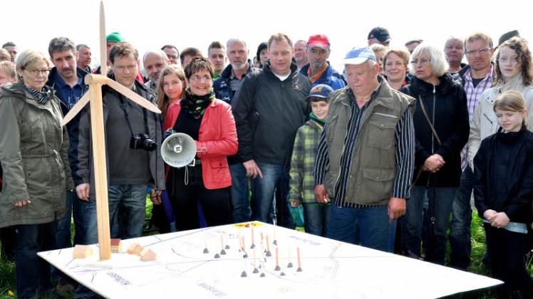 Protest am Ostermontag: Angela Au (M.) und 150 Sülstorfer sprechen sich  lautstark gegen 19 geplante Riesenwindräder in ihrer Umgebung aus.  