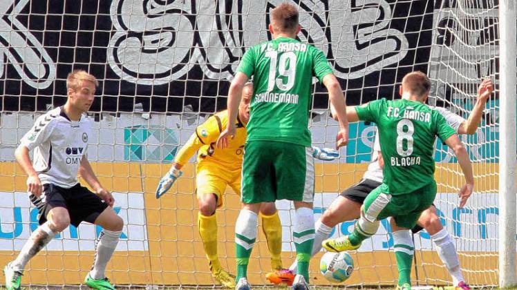 Der Moment des Sieges: David Blacha (beobachtet von Mitspieler Sascha Schünemann) hat abgezogen und trifft zum 1:0 für den FC Hansa in Burghausen. Fotos: Lutz Bongartz/Inside-Picture Der Moment des Sieges: David Blacha (beobachtet von Mitspieler Sascha Schünemann) hat abgezogen und trifft zum 1:0 für den FC Hansa in Burghausen. Fotos: Lutz Bongartz/Inside-Picture