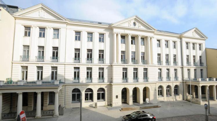 Das heutige Finanzministerium wurde  1842 als schmuckloser Fachwerkbau errichtet und  über die Jahre erweitert. 