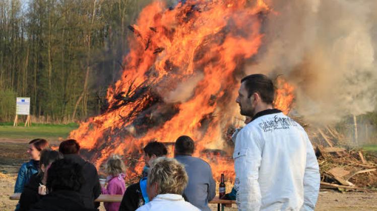Geselligkeit beim Osterfeuer in Roggendorf. Fotos:  Klaus Deußing (2) 