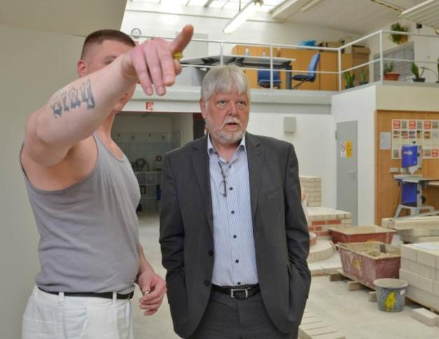 Der brandenburgische Justizminister Helmuth Markov  unterhält sich  mit einem Gefangenem in der Ausbildungsstätte. 