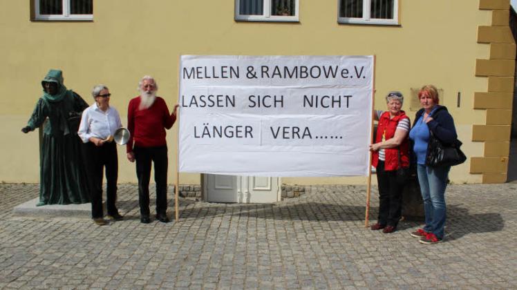 Marlis Wöllmer und Manuela Kaminski  (r.) protestieren zusammen mit anderen Einwohnern vor dem Rathaus Lenzen. 