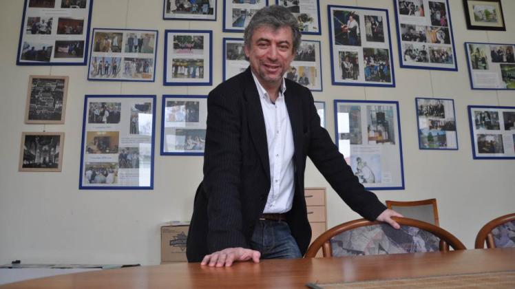 An der Wand hängen Erinnerungen aus den vergangenen 20 Jahren. Juri Rosov, Vorsitzender der jüdischen Gemeinde, hat die Fotos gerahmt und in den Gemeinderäumen aufgehängt.  