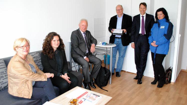 Sanierte Ein-Raum-Wohnungen statt Massenunterkünfte: In Schwerin leben ausländische Azubis gut, betonen die Projektbeteiligten und zeigen eine Bleibe im Mueßer Holz. Sanierte Ein-Raum-Wohnungen statt Massenunterkünfte: In Schwerin leben ausländische Azubis gut, betonen die Projektbeteiligten und zeigen eine Bleibe im Mueßer Holz.