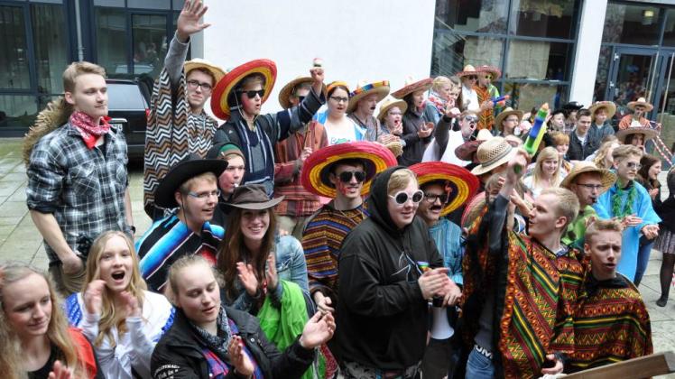 Tolle Stimmung am letzten Schultag: Die Crivitzer Zwölftklässler feierten unter dem Motto „Abios  Amigos“.   Fotos: Werner Mett 