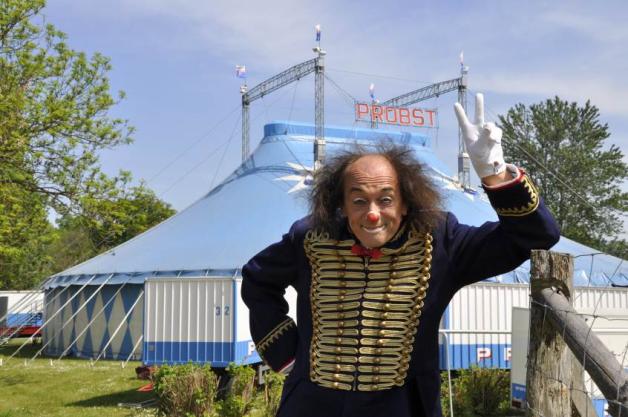 Ist in diesem Jahr mit dem Zirkus Probst auf Tournee und macht derzeit in Gadebusch Station: Clown „Pom Pom“.  