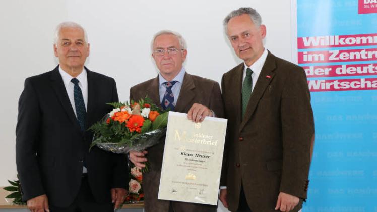 Tischlermeister Klaus Heuser wurde mit dem Goldenen Meisterbrief geehrt. Die Auszeichnung nahmen Kammerpräsident Peter Günther (l.) und Hauptgeschäftsführer Edgar Hummelsheim vor (r.) vor.  