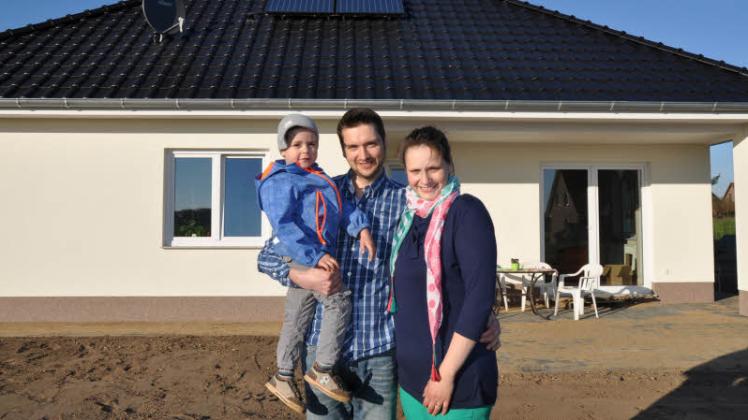 In Sukow ist die Nachfrage nach Bauland groß: Anja und Stephan Nietschke nebst Sohn Bruno erfüllten sich gerade ihren Traum vom eigenen Haus im Wohngebiet „Lewitzblick“. 