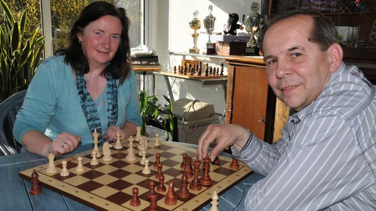 Kirsten und Eckhard Jeske am heimischen Schachbrett. Zu privaten Duellen kommen die SSC-Spieler selten. „Höchstens mal zu Spielanalyse“, so die 50-jährige mehrfache DDR-Meisterin.  