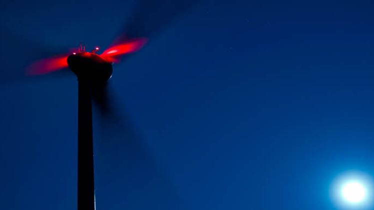 Rotlichtbetrieb: Auf Windrädern ab 100 Metern Höhe muss bisher stets ein Licht blinken – bald nicht mehr.  