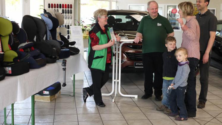 Karin Rühlicke und Michael Ernst geben der Familie Roßmann mit ihren Kindern Miriam und Fabian Ratschläge für die richtige Wahl beim Kauf von Kinder-Autositzen. 