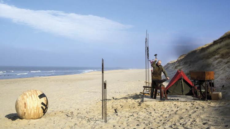 Der Künstler Georg-Friedrich Wolf baute im Februar am Wenningstedter Strand seine Skulptur „Strandgut“ / Fotografen und ein Filmteam begleiteten seine Arbeit.  
