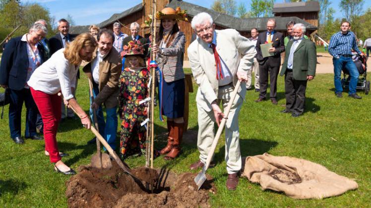 Bäume für Menschen, dafür hat sich Dr. Silvius Wodarz (von rechts) fast sein ganzes Leben begeistert und eingesetzt. Am Sonntag pflanzte der ehemalige Forstmann gemeinsam mit der deutschen Baumkönigin Miriam Symalla, Cecilia Höpker, Carsten Wilke und Staatssekretärin Dr. Silke Schneider (von rechts) eine Trauben-Eiche im Erlebniswald.   