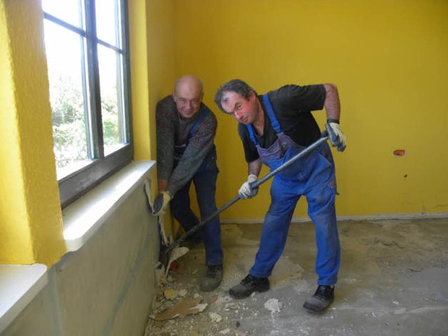 Michael Bruhn und Waldemar Brümmer von der Firma SBH Lohmen entfernen die alten Gipskartonplatten. Danach werden die Fußböden aufgestemmt.