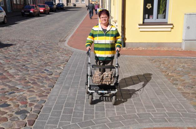 Hier geht es für Fußgänger in der Luckower Straße über die Kleine Belower Furt. Marlies Hein freut sich, dass sie keine Probleme mehr mit ihrem Rollator hat. Hier geht es für Fußgänger in der Luckower Straße über die Kleine Belower Furt. Marlies Hein freut sich, dass sie keine Probleme mehr mit ihrem Rollator hat.