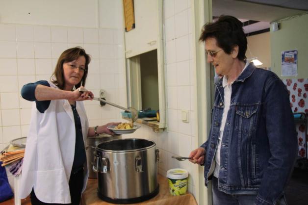 Die letzten Tage in der Suppenküche: Astrid Klein gibt nur bis Ende Mai das Essen aus – unter  anderem an Birgit Uecker.
