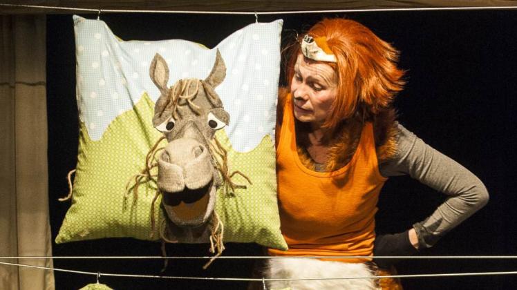 Frei nach den Brüdern Grimm:  Im Stadttheater wird das Puppenspiel „Der Fuchs und das Pferd“ gezeigt. 