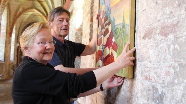 Marieluise Specks und Ehemann Dieter bei der Vorbereitung der Ausstellung, die morgen  im Kreuzgang des Klosters eröffnet wird.  