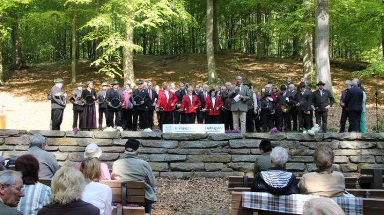 Das 23. Bläsertreffen wurde von allen Gruppen auf der Freilichtbühne unter dem Buchendom eröffnet. Norbert Bosse moderierte die Veranstaltung.  Fotos: Nadine Schuldt (8) 
