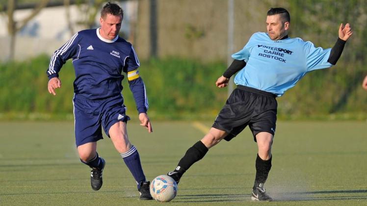 Vor Jahren Teamkollegen bei der SG Warnow Papendorf in der Verbandsliga, jetzt Kontrahenten in der Ü 35: Harry Kutzer (links) gewann mit der SG Fiko/PSV Rostock mit 2:1 gegen Robert Petzold und den ESV Lok Rostock. Vor Jahren Teamkollegen bei der SG Warnow Papendorf in der Verbandsliga, jetzt Kontrahenten in der Ü 35: Harry Kutzer (links) gewann mit der SG Fiko/PSV Rostock mit 2:1 gegen Robert Petzold und den ESV Lok Rostock.