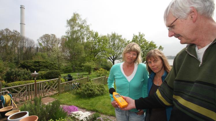 60 Dezibel haben Rolf Schmersahl (von rechts), Elisabeth Holzhausen und Kerstin Lueckow  in der vergangenen Woche in der Wohnsiedlung gemessen, Anfang dieser Woche waren es bis zu 65 dB(A). Erlaubt sind 55.