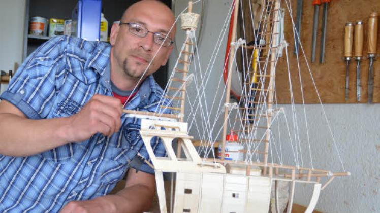 Etliche Wochen hat Mathias Kiencke an dem Schiff gebaut.  