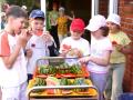 Das schmeckt und ist gesund: Für die krebskranken Kinder aus der Ukraine gibt es sieben Mal am Tag frisches Obst – wie hier Melonenschnitze „satt“. 