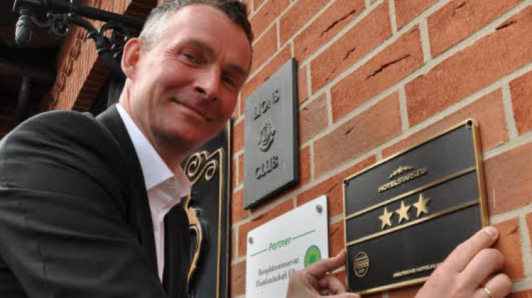 Brauhaus-Geschäftsführer Andreas Hüttmann hat schon einen Platz für die drei Hotelsterne in Vielank gefunden. Zeitgleich wurde sein Dömitzer Haus mit „3 Sterne, Superior“ klassifiziert.  